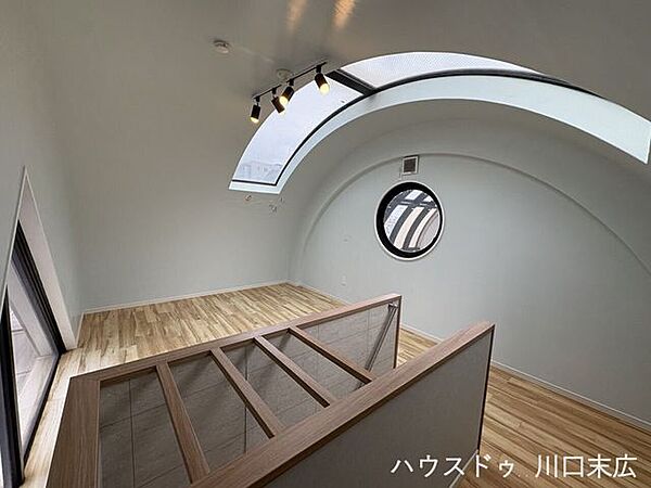 個性的なデザインの窓をしつらえた遊び心のある空間。趣味のスペースなど、ライフスタイルに合わせて多様に使えます。