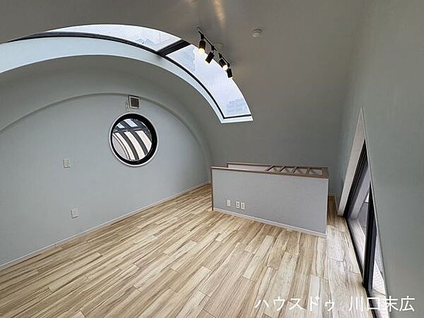木目調の床材と特徴的な天井形状が目を引く空間。ワークスペースやリラクゼーションルームなど用途に合わせて活用できます。