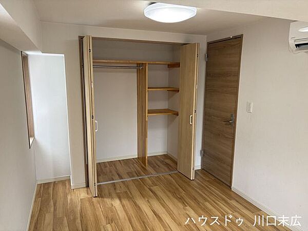 衣服や生活雑貨を整理して収められるクローゼットを備えた個室空間。多様な使い方ができる洗練された設計です。