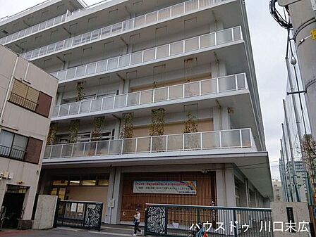 川口市立幸町小学校落ち着いた住環境の中にあり、地域全体で子どもたちを見守る温かな雰囲気が魅力です。周辺は治安も良く、歩道も整備されているため、安心してお子様を毎日通学させることができます。 410m