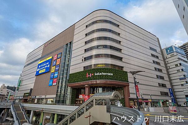 ららテラス川口10:00～21:00の営業。駅直結の好立地にスーパーや飲食店が揃い、仕事帰りの買い物にも最適です。多彩な専門店が集まり、日々の暮らしを快適にサポートします。 630m