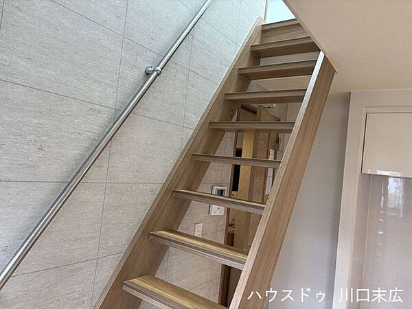 居住空間にアクセントを加えるデザイン性の高い階段アプローチ。住まい全体に立体感をもたらし、洗練さを演出します。