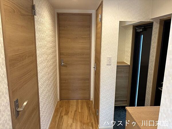 フローリング仕上げの落ち着いたプライベート空間へのアプローチ。各居室や水回り設備を機能的に繋ぐ洗練された動線設計です。