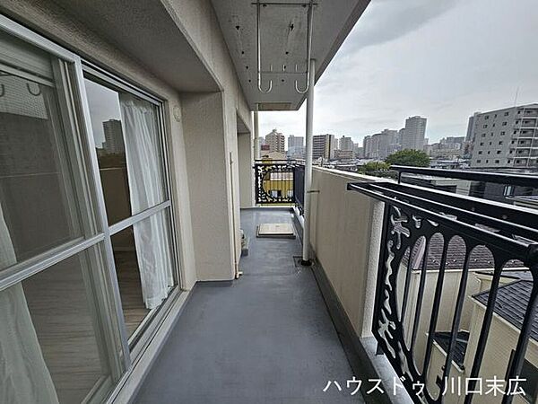 開放感を味わえるバルコニー空間。デザイン性の高い手すりを備え、日々の息抜きや洗濯干しスペースとして重宝します。