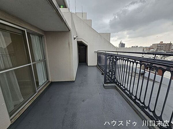 ゆとりあるルーフバルコニーを備えています。屋外でのリフレッシュタイムを楽しめる魅力的なエクステリアです。