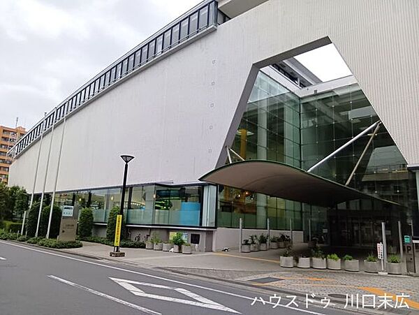 川口市立西スポーツセンター立派な外観のスポーツ施設！外からはプールも見えます♪日々の運動不足解消や、休日のリフレッシュにぴったり！身近に体を動かせる環境があると毎日が充実します☆ 280m