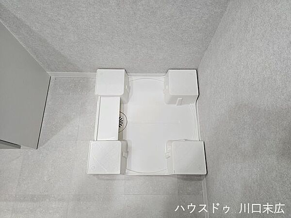 防水パンを備えた洗濯機スペース。すっきりとした内装で仕上げられており、快適な洗濯作業を支えます。