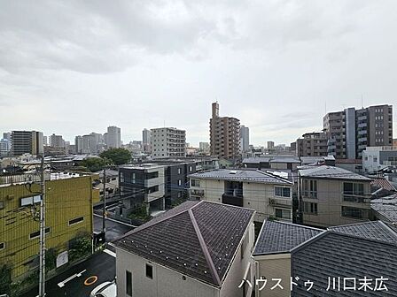 見晴らしの良い景色が広がる眺望。周辺の街並みを遠くまで見渡せる、開放感に満ちたロケーションです。