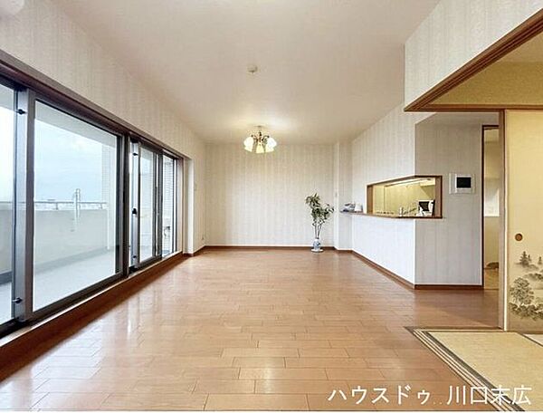 対面式キッチンを備えたリビング空間です。調理中も家族とのコミュニケーションが取りやすく、日々の生活に一体感と温もりをもたらす機能的な居住スペースです。
