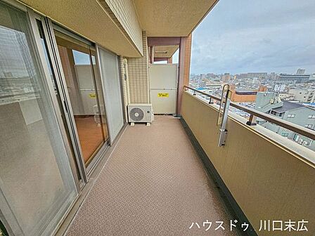 屋外の空気を楽しむことができるバルコニーです。洗濯物を干すための物干し金物を備え、日々の家事をサポートする実用的な屋外スペースとなっています。