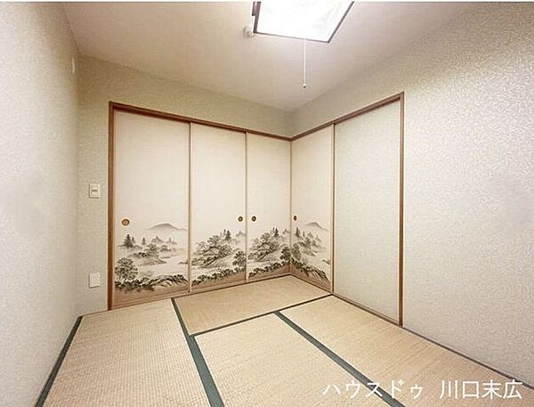 趣のある襖絵が印象的な和室空間です。畳の質感が心地よい落ち着いた居室で、客間としての利用やリラクゼーションスペースなど多目的に活用できる設計です。