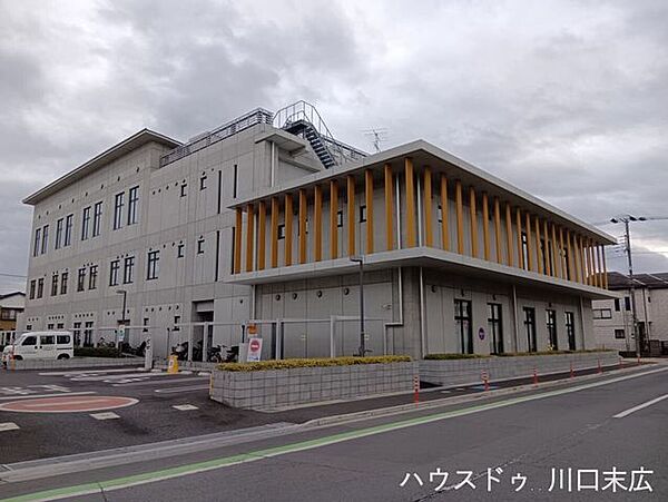市立青木会館（9:00～21:30）地域の交流拠点として親しまれる施設です。福祉窓口や会議室を備え、多世代が趣味や学びを通じて交流でき、暮らしに安心と豊かさをもたらす環境です。 530m
