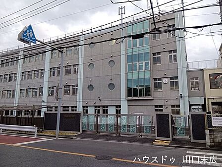 川口市立幸並中学校閑静な住宅街に位置しており、地域の目も行き届きやすいため治安が良く安心です。落ち着いた環境で、お子様が勉強や部活動にのびのびと打ち込める子育て世帯に嬉しい立地です。 1460m