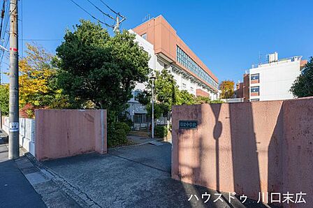 川口市立領家中学校「自主自立」の精神を養い、社会性を育む教育に注力。活発な部活動や地域交流を通じて、お子様の可能性を広げる環境が整っています。落ち着いた学び舎が身近にある安心感が、ゆとりある子育て…