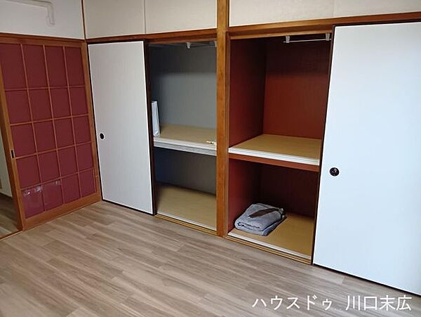 収納力のある設備を備えたフローリング仕様の個室空間。衣類や生活雑貨を整理して収め、居住空間をすっきりと保つ機能的な設計です。