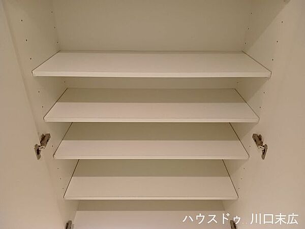 高さを変えられる可動棚を採用したシューズボックス。様々なサイズの靴をスマートに整理でき、エントランス空間を常に美しく保つことができます。