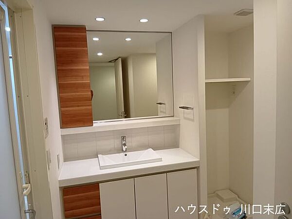 大きな鏡と使い勝手の良いボウルを備えた洗面化粧台。機能的な収納スペースですっきりと整理でき、日々の身支度やお手入れを快適にサポートします。