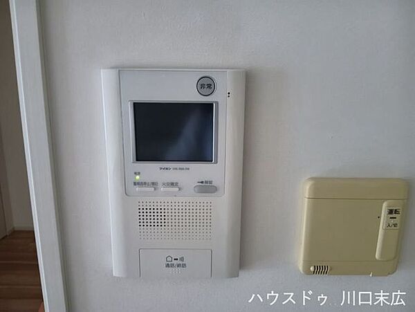 室内から来訪者の顔と声を確認できるモニター付きインターホン。不要な訪問者への対応を抑え、毎日の暮らしに確かな安心感をもたらす防犯設備です。
