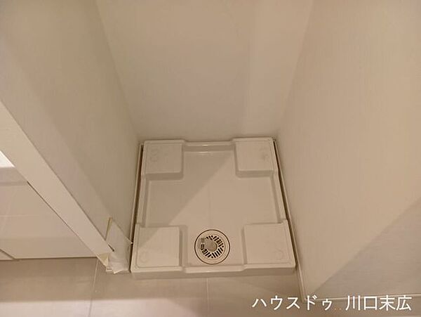 室内設備として防水パンを標準装備した洗濯機置場。万が一の水漏れリスクを軽減し、毎日のランドリーワークを安全かつスムーズに行えるよう配慮されています。