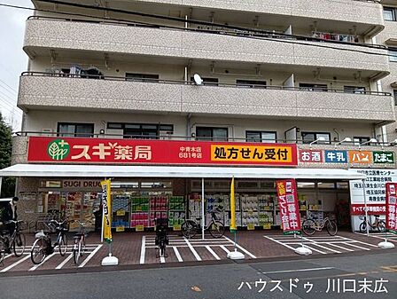 スギドラッグ中青木店医薬品や日用品の豊富な品揃えが魅力です。(9:00~22:00)の営業で、仕事帰りの買い物や急な買い足しにも便利。身近にあると心強く、毎日の生活に安心感をもたらします。 440m