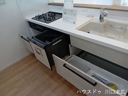 日々の食器洗いの負担を軽減するビルトインタイプの食器洗い乾燥機。家事の時短を実現し、ご家族と過ごすゆとりある時間を創出する便利な設備です。