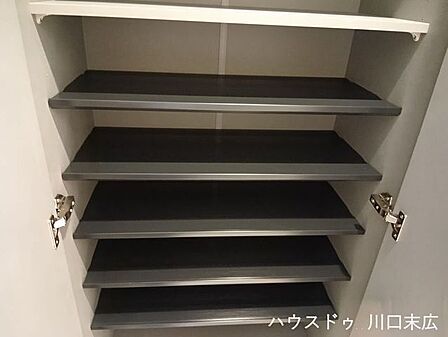 高さを自由に変更できる可動棚を採用したシューズボックス。シューズ類をスマートに収納でき、玄関まわりを常にすっきりと美しい状態に保てます。