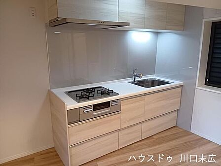 充実した収納と作業スペースを確保したシステムキッチン。毎日のお料理や後片付けをスムーズにサポートする、機能性とデザイン性を兼ね備えた設備です。