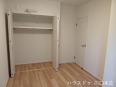 壁面にすっきりと収まる大容量の収納スペース。居住空間の美観を損なうことなく、多様なアイテムをスマートに整理できる実用的な設計です。