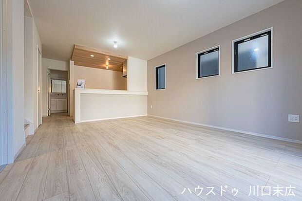 木目調のアクセント天井が温かみを添える、家族の集う中心地。ナチュラルな内装が、どんな家具とも調和する心地よい住空間を形成し、暮らしの質を高めます。