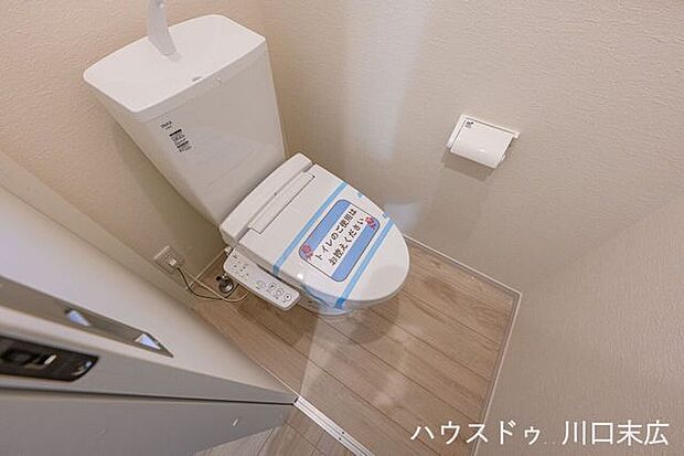 清潔感に満ちた温水洗浄便座付きトイレ。手洗い一体型のスマートなタンクや落ち着いたアクセントクロスが、プライベートな時間をモダンで心地よいものへと昇華させます。