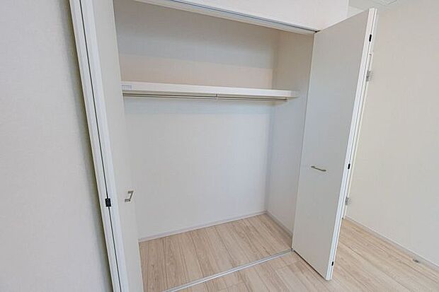 枕棚とハンガーパイプを配したシステムクローゼット。ロングコートから季節物まで計画的に収納でき、居住空間の美しさを永く保ち続けるための工夫が凝らされています。