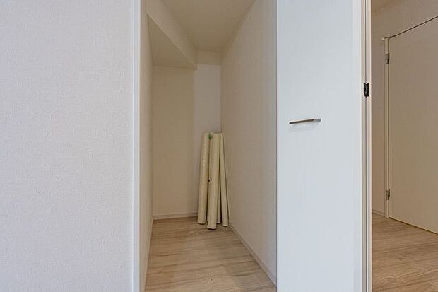 階段下のデッドスペースを有効活用した収納空間。掃除機や日用品のストックなど、かさばる荷物をまとめて保管できるため、生活空間を常に整然とした状態に保つことができます。