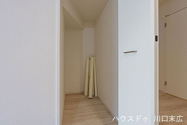 階段下のデッドスペースを有効活用した収納空間。掃除機や日用品のストックなど、かさばる荷物をまとめて保管できるため、生活空間を常に整然とした状態に保つことができます。