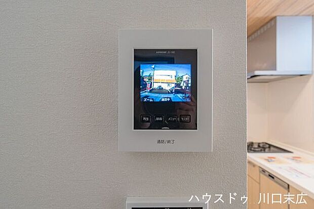 来訪者を室内で確認できるカラーモニター付きインターホン。録画機能を備えた高い防犯性能が、家族の安心と安全を24時間見守り続け、心地よい暮らしをサポートします。