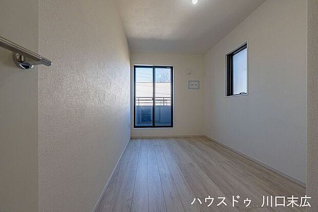 バルコニーへと続く窓を備えた機能的な洋室。どんなライフスタイルにも柔軟にフィットするシンプルな内装が、プライベートな時間を穏やかに包み込む設計です。