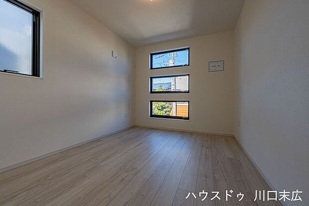 スリット窓が意匠性を高める洋室。子供部屋やワークスペースなど、家族の成長や変化に寄り添う多彩な用途に対応する、デザイン性と機能性が融合した空間です。