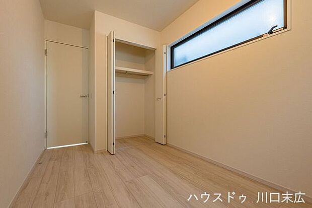 プライバシーを保つ高所の窓が特徴的な洋室。システム収納の完備により、整理整頓の行き届いた暮らしを実現し、自分らしい時間を静かに育める独立した居室です。