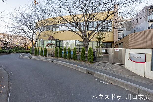 レオ保育園川口 開園7:00-19:00(延長含)。アットホームな雰囲気が魅力。身近に信頼できる預け先がある安心感は大きく、共働き世帯を支えます。お子様の成長を優しく見守る、心強い拠点です。 680m