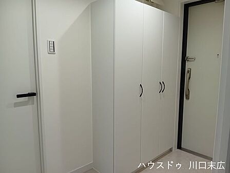 すっきりとしたデザインのトール型シューズボックスを備えたエントランス。ご家族の靴を美しく整理整頓でき、いつでも整った住まいの顔を保つことができます。