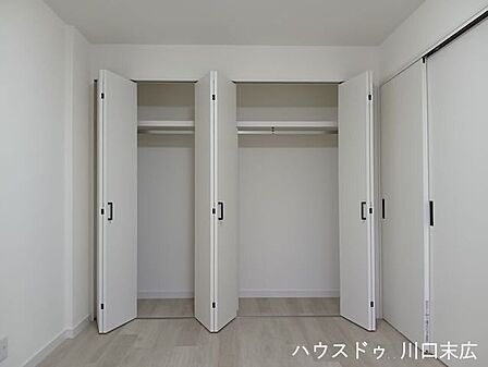 衣類や生活用品をすっきりと収納できる大容量のクローゼット。上部に棚とハンガーパイプを備えており、コートなどもシワにならずに美しく保管できます。