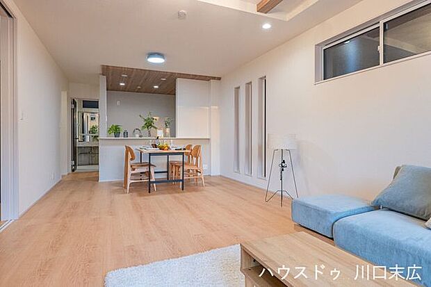 家具のレイアウトがしやすい縦長の空間設計。お気に入りのソファやラグを配置して、家族が自然と集まる心地よい団らんの時間を過ごせます。