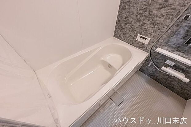 浴槽内にはベンチステップがあり、半身浴や小さなお子様の入浴にも便利。湯量も抑えられるため節水効果が期待でき、環境と家計に優しい設計です。
