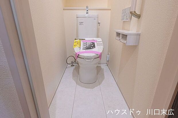 毎日使う場所だからこそ、清潔感のあるホワイトで統一された個室空間。温水洗浄便座などの快適な機能を備え、ほっと一息つけるプライベートな時間を過ごせます。