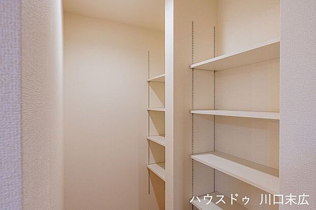 可動棚を備えた使い勝手の良い収納スペース。食品庫（パントリー）としてストック類を管理したり、掃除用具を収納したりと、多目的に活用できます。