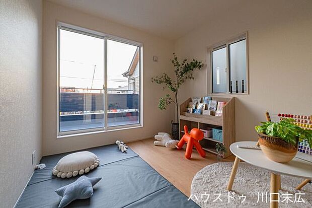 2面採光で風通しの良い居室。お子様の成長に合わせて学習机やベッドを配置したり、趣味を楽しむ部屋にしたりと、ライフスタイルに合わせて活用できます。