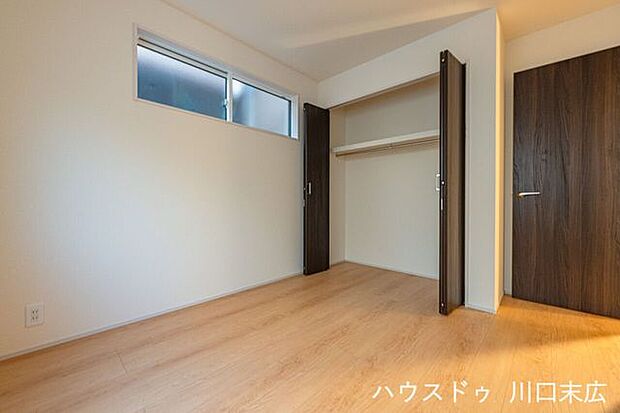 クローゼットを完備。衣類やバッグなどの荷物をすっきりと収納できるため、居住スペースを有効に使い、すっきりとした空間を保てます。
