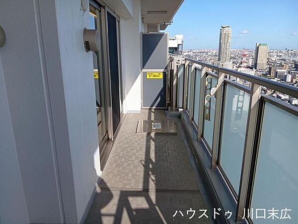 ガラス張りの手すりを採用したバルコニー。視界を遮る要素を減らすことで、外とのつながりを感じられる開放的な空間に仕上がっています。