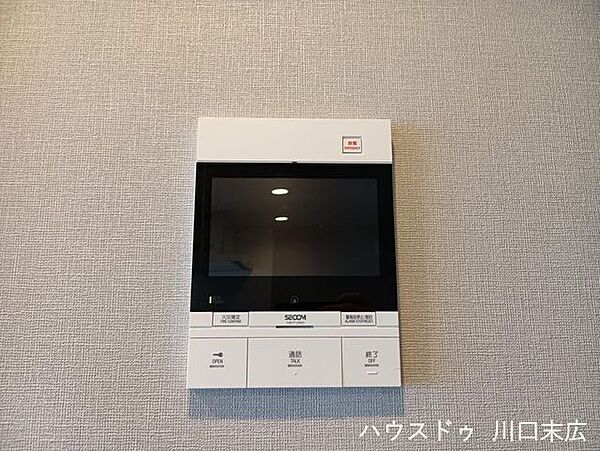 SECOM対応のモニター付きインターホンを設置。来客者の顔をしっかりと確認でき、日々の暮らしに確かな安心をもたらすセキュリティ設備です。