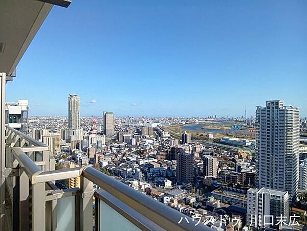 目の前に遮るもののない、見晴らしの良いパノラマビュー。都市の風景を見渡せるダイナミックな眺望が、日常に豊かな彩りを添えます。