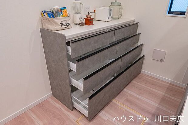 キッチン背面には、デザインの統一されたカップボードを備えました。調理家電や食器類をすっきりと整理でき、整頓されたキッチン空間を保ちます。